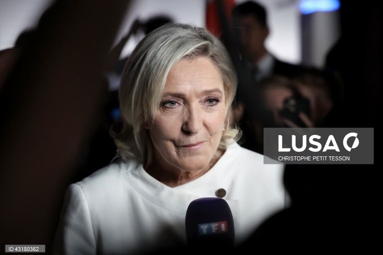 Um ambiente de festa instalou-se entre apoiantes da NFP em Paris, que celebraram as primeiras projeções de vitória da aliança de esquerda na segunda volta das legislativas francesas e não pararam mais de festejar, com música e muita cerveja.