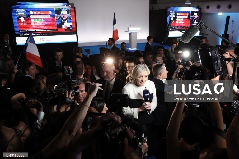 Um ambiente de festa instalou-se entre apoiantes da NFP em Paris, que celebraram as primeiras projeções de vitória da aliança de esquerda na segunda volta das legislativas francesas e não pararam mais de festejar, com música e muita cerveja.