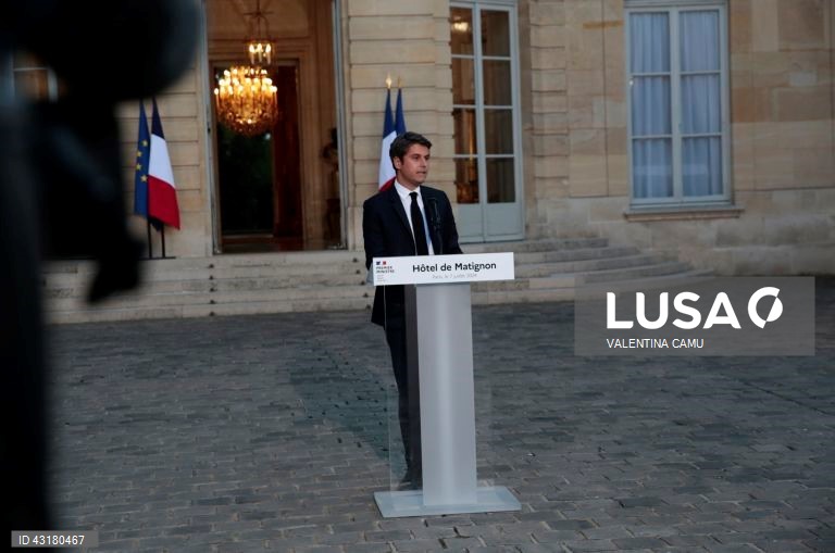 Um ambiente de festa instalou-se entre apoiantes da NFP em Paris, que celebraram as primeiras projeções de vitória da aliança de esquerda na segunda volta das legislativas francesas e não pararam mais de festejar, com música e muita cerveja.