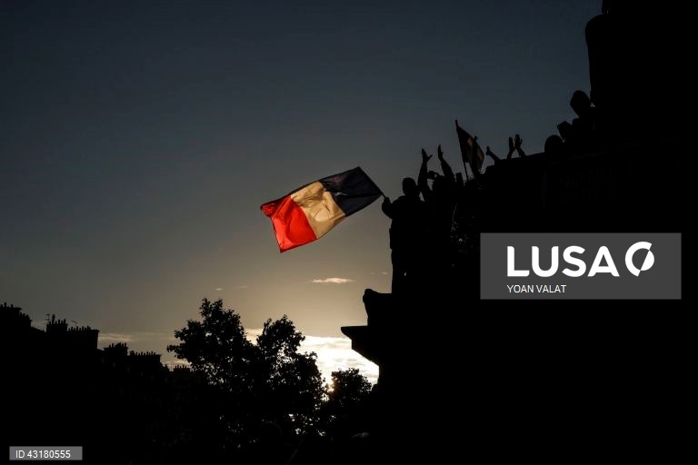 Um ambiente de festa instalou-se entre apoiantes da NFP em Paris, que celebraram as primeiras projeções de vitória da aliança de esquerda na segunda volta das legislativas francesas e não pararam mais de festejar, com música e muita cerveja.