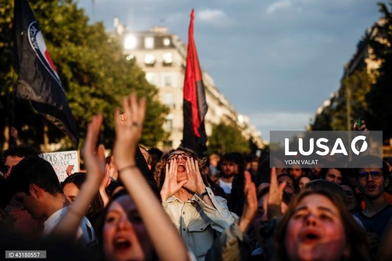 Um ambiente de festa instalou-se entre apoiantes da NFP em Paris, que celebraram as primeiras projeções de vitória da aliança de esquerda na segunda volta das legislativas francesas e não pararam mais de festejar, com música e muita cerveja.