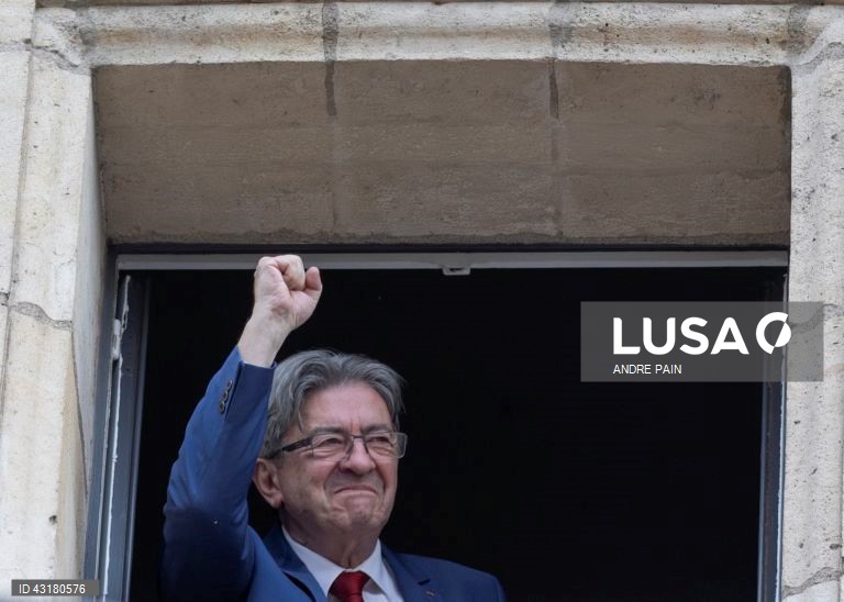 Um ambiente de festa instalou-se entre apoiantes da NFP em Paris, que celebraram as primeiras projeções de vitória da aliança de esquerda na segunda volta das legislativas francesas e não pararam mais de festejar, com música e muita cerveja.