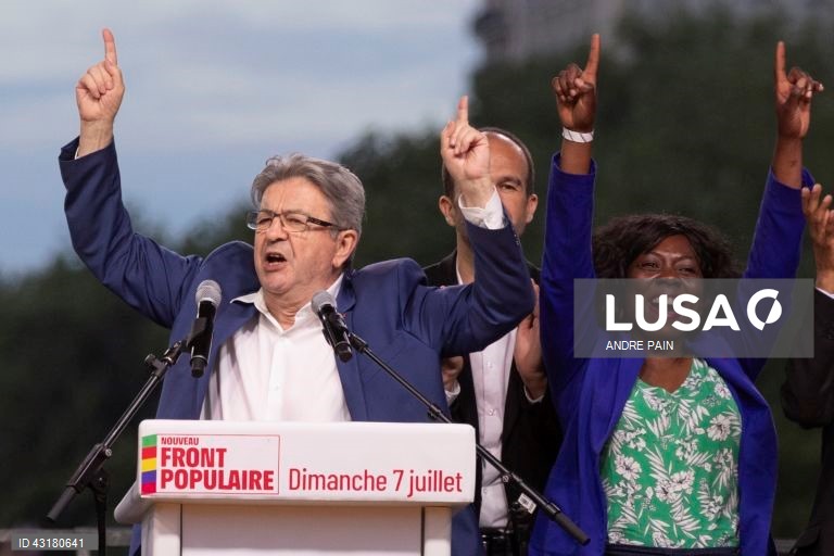 Um ambiente de festa instalou-se entre apoiantes da NFP em Paris, que celebraram as primeiras projeções de vitória da aliança de esquerda na segunda volta das legislativas francesas e não pararam mais de festejar, com música e muita cerveja.