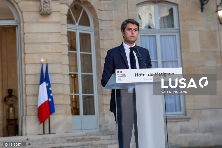 Um ambiente de festa instalou-se entre apoiantes da NFP em Paris, que celebraram as primeiras projeções de vitória da aliança de esquerda na segunda volta das legislativas francesas e não pararam mais de festejar, com música e muita cerveja.