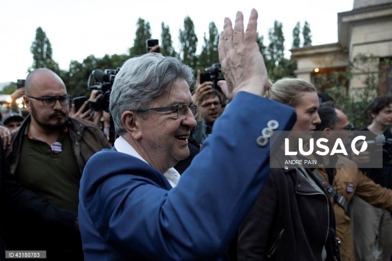Um ambiente de festa instalou-se entre apoiantes da NFP em Paris, que celebraram as primeiras projeções de vitória da aliança de esquerda na segunda volta das legislativas francesas e não pararam mais de festejar, com música e muita cerveja.