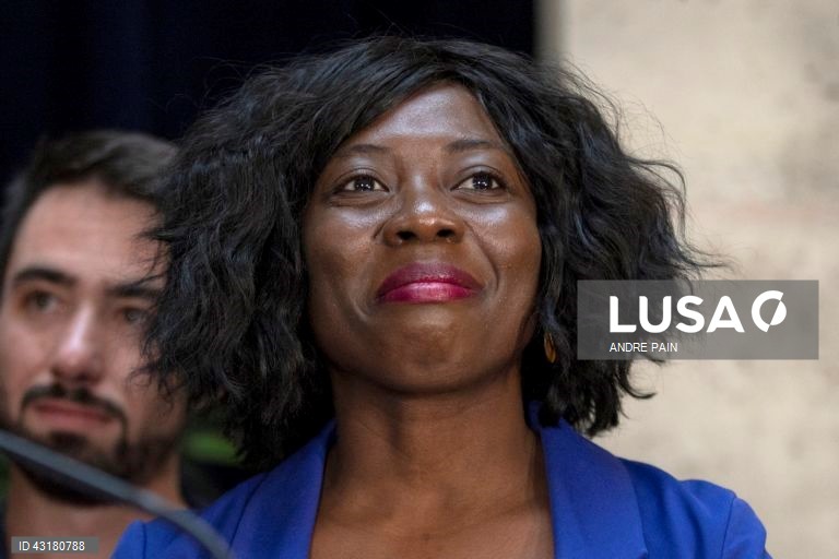 Um ambiente de festa instalou-se entre apoiantes da NFP em Paris, que celebraram as primeiras projeções de vitória da aliança de esquerda na segunda volta das legislativas francesas e não pararam mais de festejar, com música e muita cerveja.