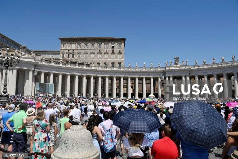 Fieis assistem ao Angelus na Praça de São Pedro