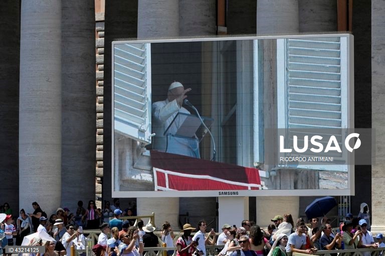 Fieis assistem ao Angelus na Praça de São Pedro