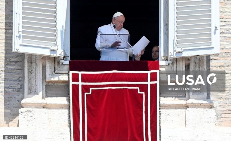 Fieis assistem ao Angelus na Praça de São Pedro