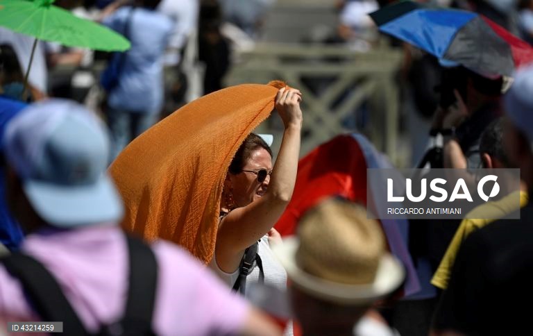 Fieis assistem ao Angelus na Praça de São Pedro