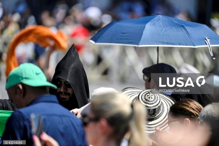 Fieis assistem ao Angelus na Praça de São Pedro