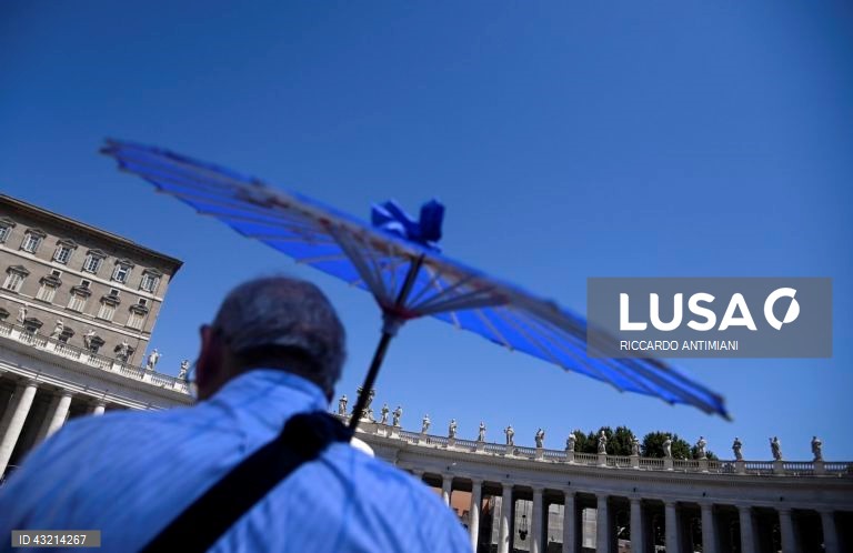 Fieis assistem ao Angelus na Praça de São Pedro