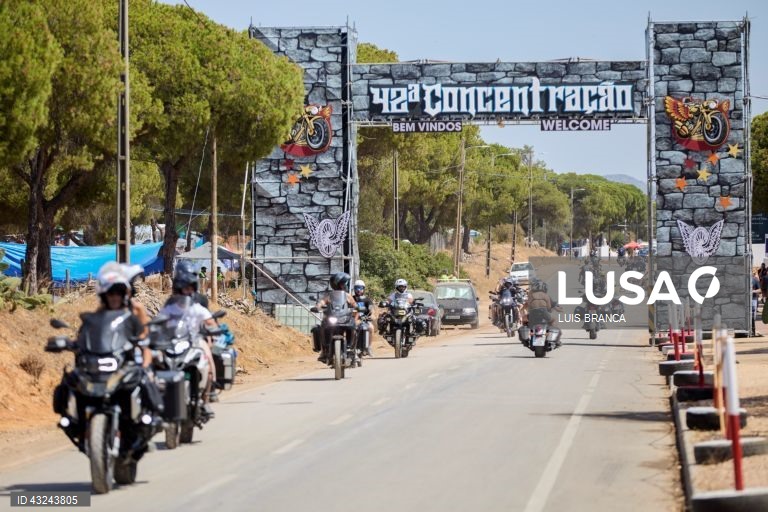 Motards à chegada para participarem na 42ª Concentração Motard de Faro 2024, 19 de Julho de 2024. LUIS BRANCA/LUSA