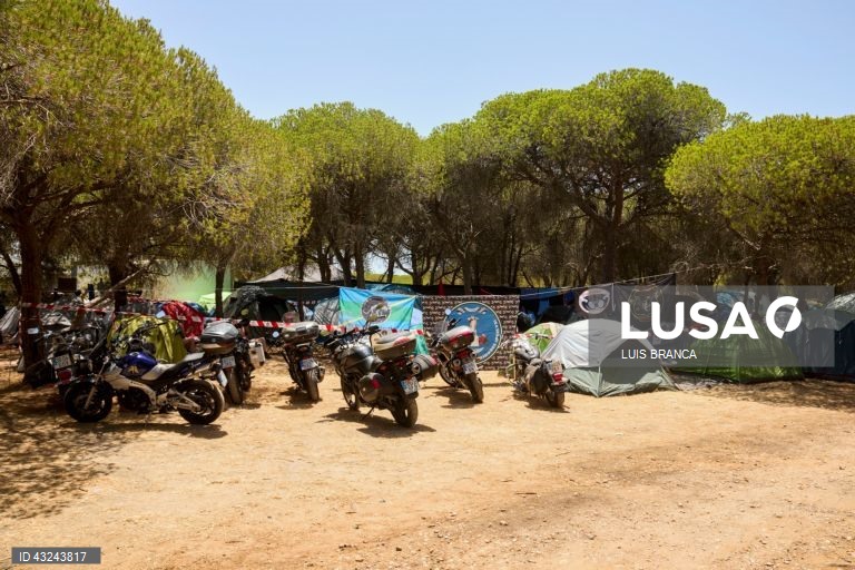 Motards à chegada para participarem na 42ª Concentração Motard de Faro 2024, 19 de Julho de 2024. LUIS BRANCA/LUSA