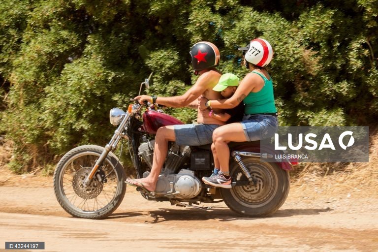 Motards à chegada para participarem na 42ª Concentração Motard de Faro 2024, 19 de julho de 2024. LUIS BRANCA/LUSA