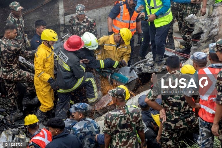 Avião despenha-se ao levantar voo com 19 pessoas a bordo no Nepal