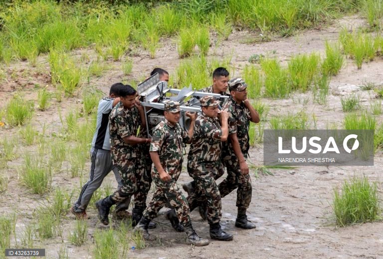 Avião despenha-se ao levantar voo com 19 pessoas a bordo no Nepal