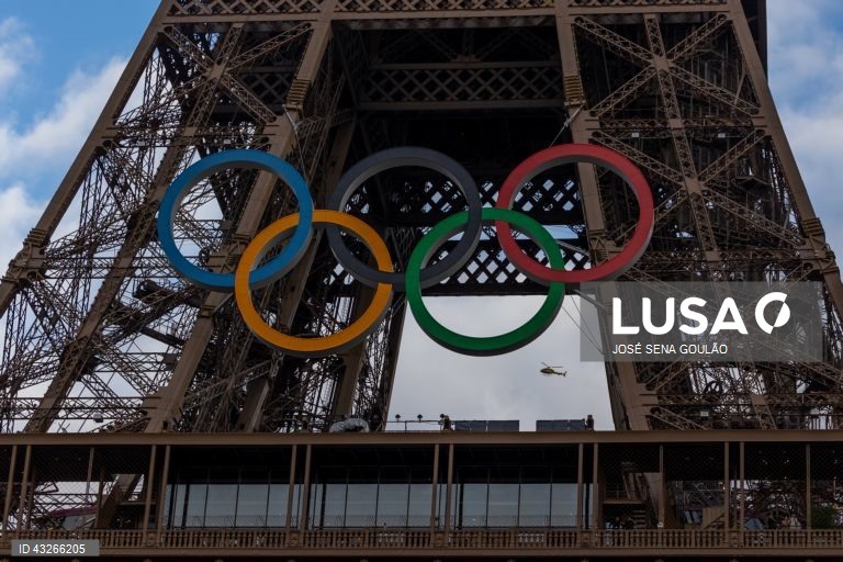 Paris é hoje uma cidade imprópria para turistas, dececionados pela dificuldade de acesso a alguns dos postais da capital, e mesmo para os parisienses, cujo quotidiano se perde entre as ‘barreiras’ dos Jogos Olímpicos, em Paris, França, 23 de julho de 2024. A capital francesa é, por estes dias, o epicentro desportivo mundial, uma realidade que transformou Paris numa sucessão de barreiras, baias e cordões de segurança, incompatíveis (ou quase) com memórias fotográficas dos monumentos mais...