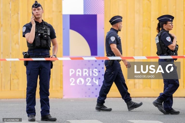 Paris é hoje uma cidade imprópria para turistas, dececionados pela dificuldade de acesso a alguns dos postais da capital, e mesmo para os parisienses, cujo quotidiano se perde entre as ‘barreiras’ dos Jogos Olímpicos, em Paris, França, 23 de julho de 2024. A capital francesa é, por estes dias, o epicentro desportivo mundial, uma realidade que transformou Paris numa sucessão de barreiras, baias e cordões de segurança, incompatíveis (ou quase) com memórias fotográficas dos monumentos mais...