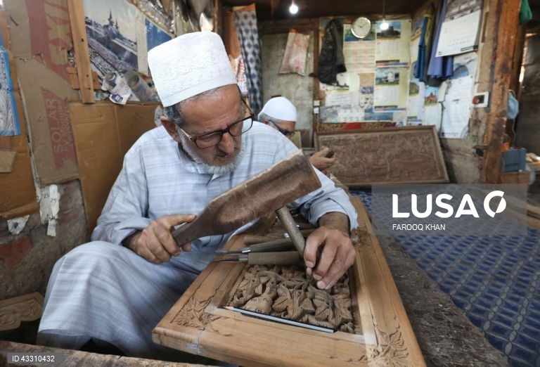 Índia: artesãos trabalham em madeira em Srinagar