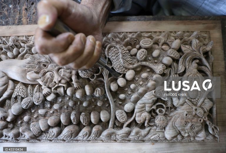 Índia: artesãos trabalham em madeira em Srinagar