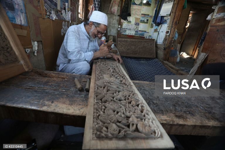 Índia: artesãos trabalham em madeira em Srinagar
