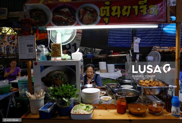 Tailândia: Governo lança programa carteira digital aberto aos cidadãos para receberem 10 000 baht (cerca de 277 dólares americanos ou 255 euros) para gastar nas empresas locais participantes