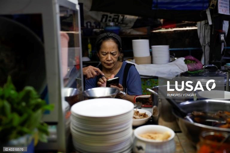 Tailândia: Governo lança programa carteira digital aberto aos cidadãos para receberem 10 000 baht (cerca de 277 dólares americanos ou 255 euros) para gastar nas empresas locais participantes