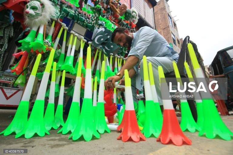 Artigos com as cores da bandeira nacional num mercado, enquanto a nação se prepara para celebrar o Dia da Independência, em Peshawar, Paquistão.. O Paquistão celebrará o seu Dia da Independência a 14 de agosto, comemorando o fim do domínio britânico em agosto de 1947.  