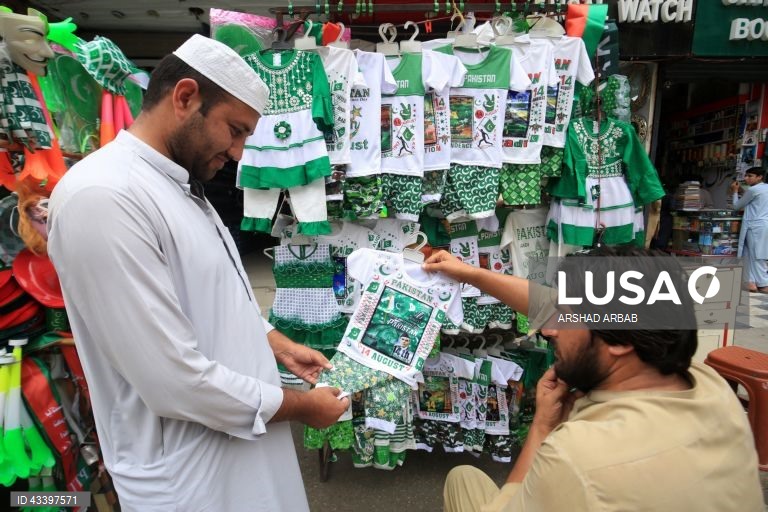 Artigos com as cores da bandeira nacional num mercado, enquanto a nação se prepara para celebrar o Dia da Independência, em Peshawar, Paquistão.. O Paquistão celebrará o seu Dia da Independência a 14 de agosto, comemorando o fim do domínio britânico em agosto de 1947.  