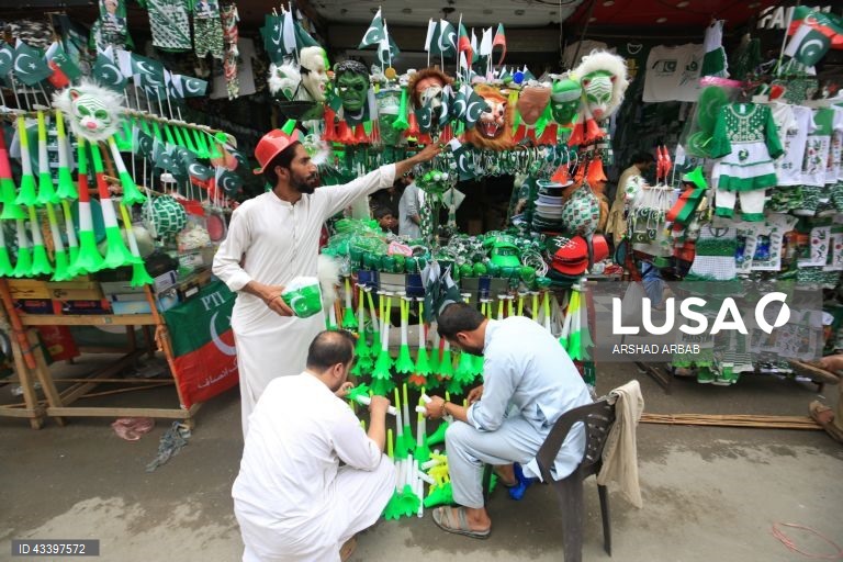 Artigos com as cores da bandeira nacional num mercado, enquanto a nação se prepara para celebrar o Dia da Independência, em Peshawar, Paquistão.. O Paquistão celebrará o seu Dia da Independência a 14 de agosto, comemorando o fim do domínio britânico em agosto de 1947.  