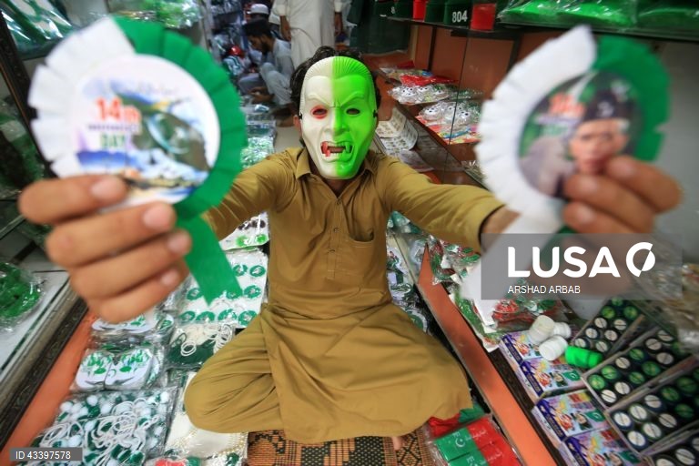 Artigos com as cores da bandeira nacional num mercado, enquanto a nação se prepara para celebrar o Dia da Independência, em Peshawar, Paquistão.. O Paquistão celebrará o seu Dia da Independência a 14 de agosto, comemorando o fim do domínio britânico em agosto de 1947.  
