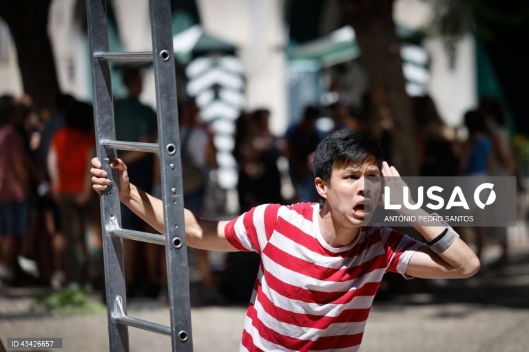 Um artista atua durante o início da 12.ª edição do Festival Internacional de Magia Lisboa Mágica, no Largo do Carmo, em Lisboa, 20 de agosto de 2024. O Festival, sob a direcção artística de Luis de Matos, conta com 15 artistas, oriundos de 8 países, que apresentarão 175 espectáculos de acesso livre, repartidos por 13 locais da cidade até 25 de agosto. ANTÓNIO PEDRO SANTOS/LUSA