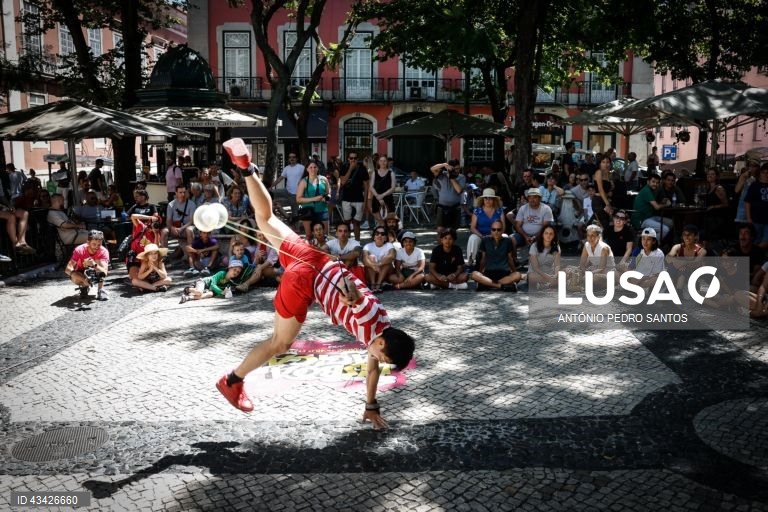 Um artista atua durante o início da 12.ª edição do Festival Internacional de Magia Lisboa Mágica, no Largo do Carmo, em Lisboa, 20 de agosto de 2024. O Festival, sob a direcção artística de Luis de Matos, conta com 15 artistas, oriundos de 8 países, que apresentarão 175 espectáculos de acesso livre, repartidos por 13 locais da cidade até 25 de agosto. ANTÓNIO PEDRO SANTOS/LUSA