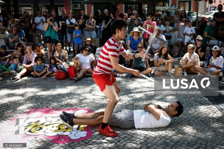 Um artista atua durante o início da 12.ª edição do Festival Internacional de Magia Lisboa Mágica, no Largo do Carmo, em Lisboa, 20 de agosto de 2024. O Festival, sob a direcção artística de Luis de Matos, conta com 15 artistas, oriundos de 8 países, que apresentarão 175 espectáculos de acesso livre, repartidos por 13 locais da cidade até 25 de agosto. ANTÓNIO PEDRO SANTOS/LUSA
