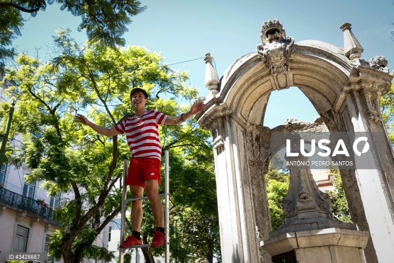 Um artista atua durante o início da 12.ª edição do Festival Internacional de Magia Lisboa Mágica, no Largo do Carmo, em Lisboa, 20 de agosto de 2024. O Festival, sob a direcção artística de Luis de Matos, conta com 15 artistas, oriundos de 8 países, que apresentarão 175 espectáculos de acesso livre, repartidos por 13 locais da cidade até 25 de agosto. ANTÓNIO PEDRO SANTOS/LUSA