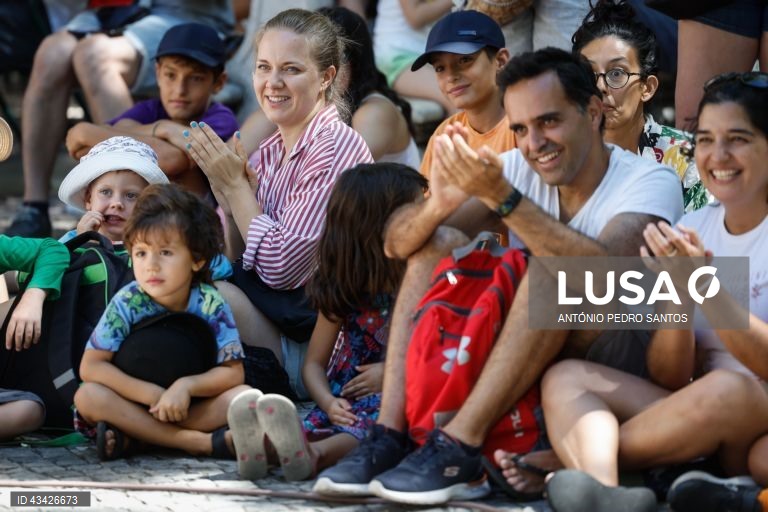 Espetadores aplaudem a atuação de um artista durante o início da 12.ª edição do Festival Internacional de Magia Lisboa Mágica, no Largo do Carmo, em Lisboa, 20 de agosto de 2024. O Festival, sob a direcção artística de Luis de Matos, conta com 15 artistas, oriundos de 8 países, que apresentarão 175 espectáculos de acesso livre, repartidos por 13 locais da cidade até 25 de agosto. ANTÓNIO PEDRO SANTOS/LUSA