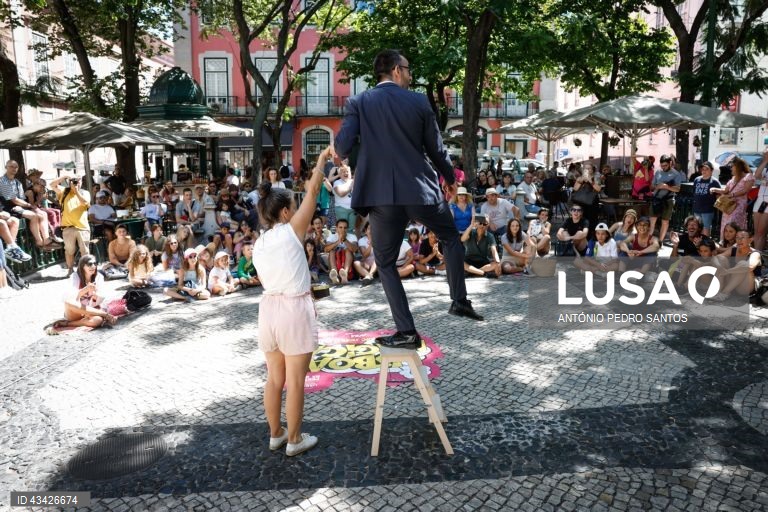 Um artista atua durante o início da 12.ª edição do Festival Internacional de Magia Lisboa Mágica, no Largo do Carmo, em Lisboa, 20 de agosto de 2024. O Festival, sob a direcção artística de Luis de Matos, conta com 15 artistas, oriundos de 8 países, que apresentarão 175 espectáculos de acesso livre, repartidos por 13 locais da cidade até 25 de agosto. ANTÓNIO PEDRO SANTOS/LUSA