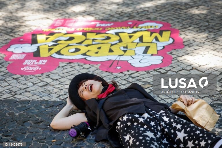 Uma artista atua durante o início da 12.ª edição do Festival Internacional de Magia Lisboa Mágica, no Largo do Carmo, em Lisboa, 20 de agosto de 2024. O Festival, sob a direcção artística de Luis de Matos, conta com 15 artistas, oriundos de 8 países, que apresentarão 175 espectáculos de acesso livre, repartidos por 13 locais da cidade até 25 de agosto. ANTÓNIO PEDRO SANTOS/LUSA