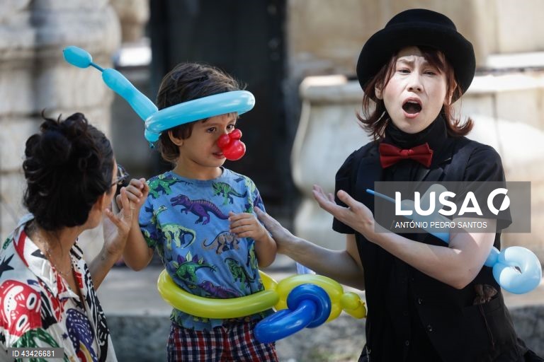 Uma artista atua durante o início da 12.ª edição do Festival Internacional de Magia Lisboa Mágica, no Largo do Carmo, em Lisboa, 20 de agosto de 2024. O Festival, sob a direcção artística de Luis de Matos, conta com 15 artistas, oriundos de 8 países, que apresentarão 175 espectáculos de acesso livre, repartidos por 13 locais da cidade até 25 de agosto. ANTÓNIO PEDRO SANTOS/LUSA