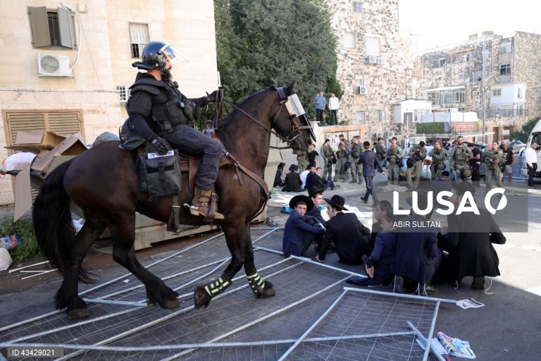 Israel: Judeus ultra-ortodoxos protestam contra o recrutamento obrigatório para o exército israelita