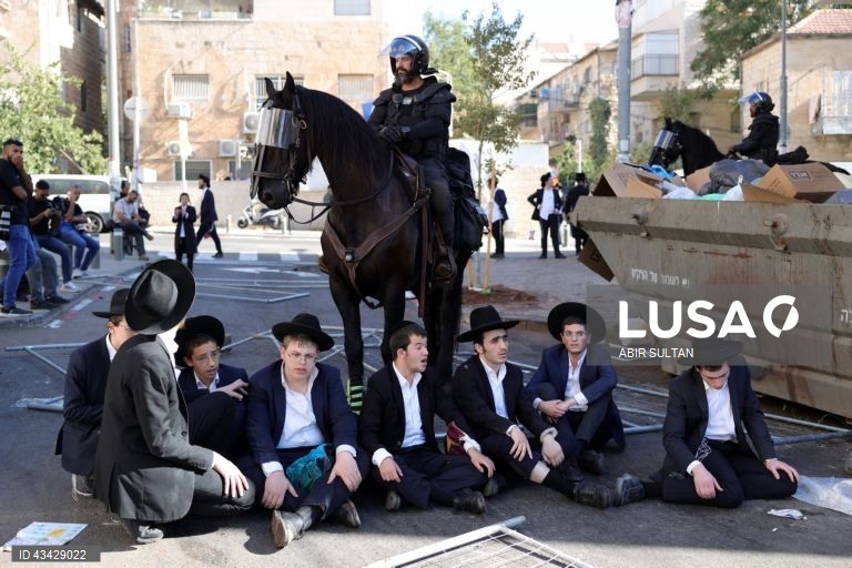 Israel: Judeus ultra-ortodoxos protestam contra o recrutamento obrigatório para o exército israelita