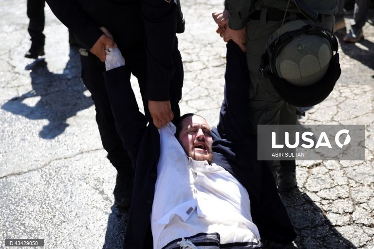 Israel: Judeus ultra-ortodoxos protestam contra o recrutamento obrigatório para o exército israelita