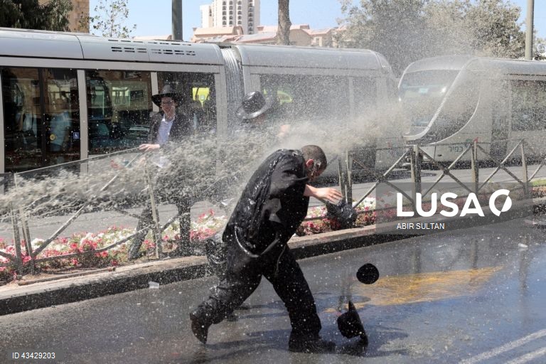 Israel: Judeus ultra-ortodoxos protestam contra o recrutamento obrigatório para o exército israelita