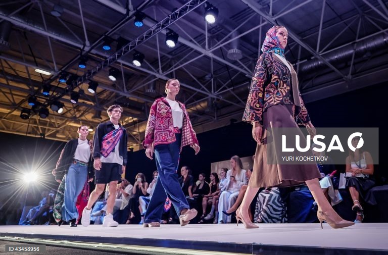 Rússia: Desfile de moda em Moscovo
