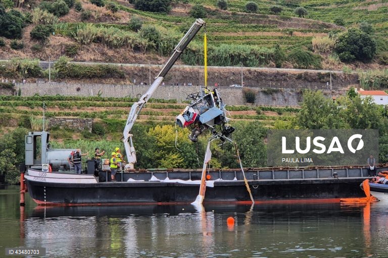 Uma embarcação com grua remove parte do helicóptero que caiu na sexta-feira, no rio Douro, em Lamegono rio Douro, próximo da localidade de Samodães, Lamego, que transportava seis passageiros, nomeadamente um piloto e uma equipa de cinco de cinco militares da Unidade de Emergência Proteção e Socorro (UEPS) que regressava do combate a um incêndio no concelho de Baião, Lamego, 31 de agosto de 2024.  ( IMAGEM OBTIDA DE SMARTPHONE). PAULA LIMA/LUSA
