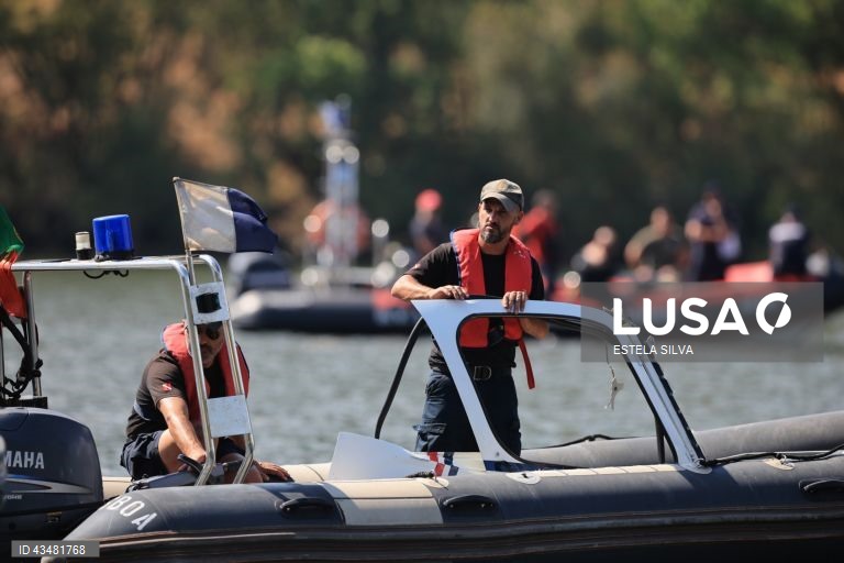 Trabalhos para remover parte do helicóptero que caiu na sexta-feira, no rio Douro, próximo da localidade de Samodães, em Lamego e que transportava seis passageiros, nomeadamente um piloto e uma equipa de cinco militares da Unidade de Emergência Proteção e Socorro (UEPS) que regressava do combate a um incêndio no concelho de Baião, Lamego, 31 de agosto de 2024. ESTELA SILVA/LUSA
