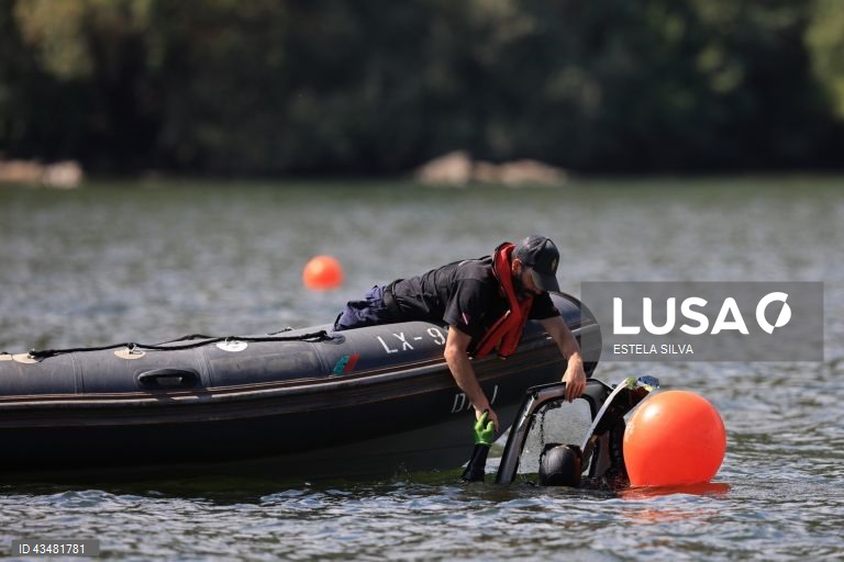 Trabalhos para remover parte do helicóptero que caiu na sexta-feira, no rio Douro, próximo da localidade de Samodães, em Lamego e que transportava seis passageiros, nomeadamente um piloto e uma equipa de cinco militares da Unidade de Emergência Proteção e Socorro (UEPS) que regressava do combate a um incêndio no concelho de Baião, Lamego, 31 de agosto de 2024. ESTELA SILVA/LUSA
