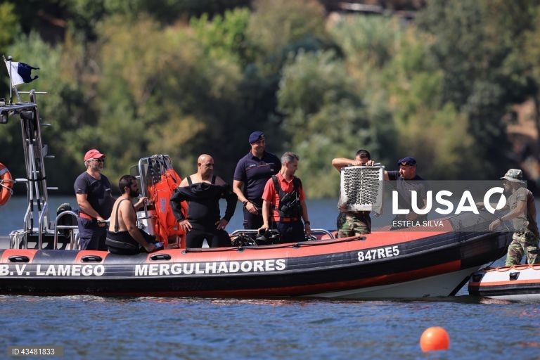 Trabalhos para remover parte do helicóptero que caiu na sexta-feira, no rio Douro, próximo da localidade de Samodães, em Lamego e que transportava seis passageiros, nomeadamente um piloto e uma equipa de cinco militares da Unidade de Emergência Proteção e Socorro (UEPS) que regressava do combate a um incêndio no concelho de Baião, Lamego, 31 de agosto de 2024. ESTELA SILVA/LUSA