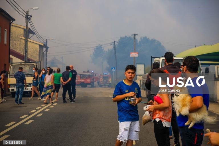 Durante o dia de hoje, a Autoridade Nacional de Emergência e Proteção Civil (ANEPC) registou mais de 120 fogos, que chegaram a ser combatidos por mais de 5.000 operacionais, apoiados por 1.500 viaturas e 39 meios aéreos, dois deles vindos de Espanha. 